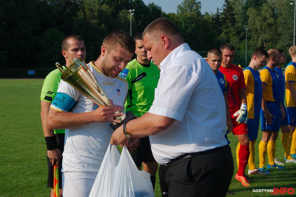 Przed rozpoczęciem spotkania piłkarze Mazura odebrali od Prezesa Płockiego OZPN Dariusza Kluge pamiątkowy puchar i gratulacje z okazji awansu do IV Ligi. 