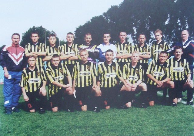 Zawisza II 1998. Stoją od lewej: trener Andrzej Brończyk, Marcin Tlałka, Mariusz Budziarski, Marek Zygmański, Maciej Kowalski, Artur Kornacki, Marcin Łukaszewski, Tomasz Wysocki, Robert Pielesiak, kierownik drużyny Marian Łoziński. Klęczą od lewej: Rafał Nowakowski, Dariusz Milczewski, Damian Stodolny, Michał Łuczak, Tomasz Adrian, Damian Krawczyński, Waldemar Kuczyński.